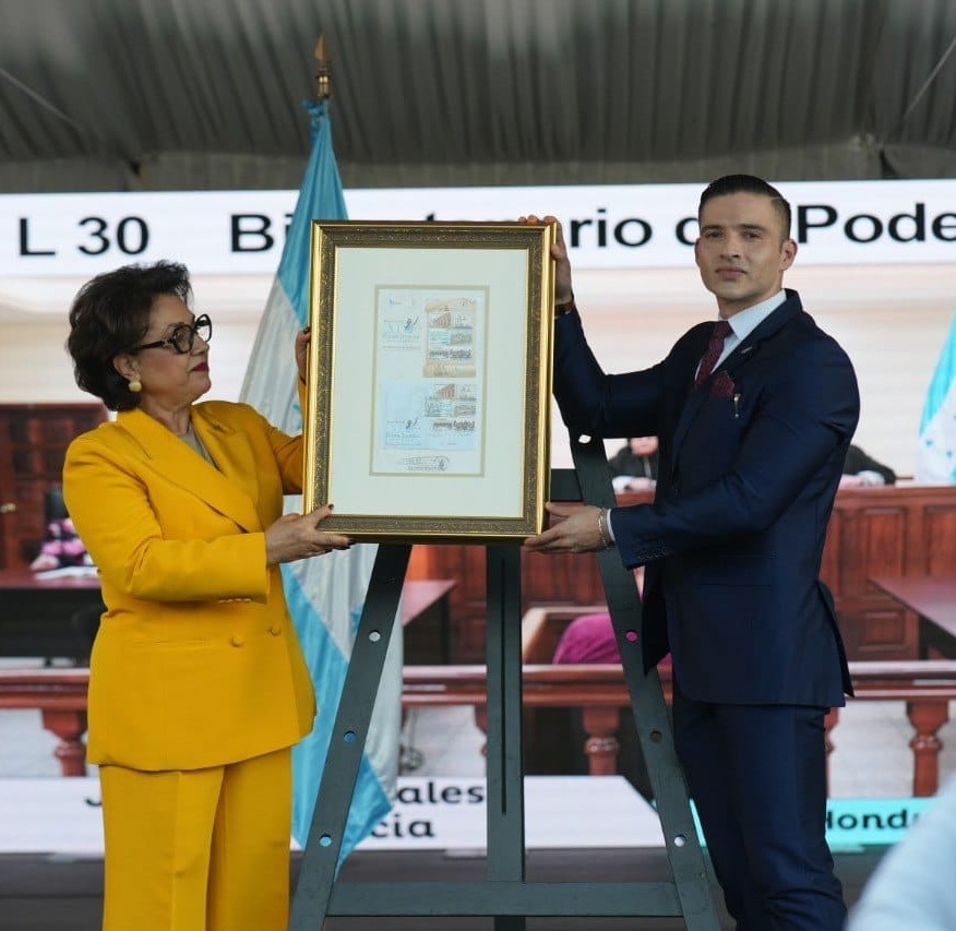 Correos de Honduras rinde homenaje a 200 años del Poder Judicial con edición postal limitada

 ...